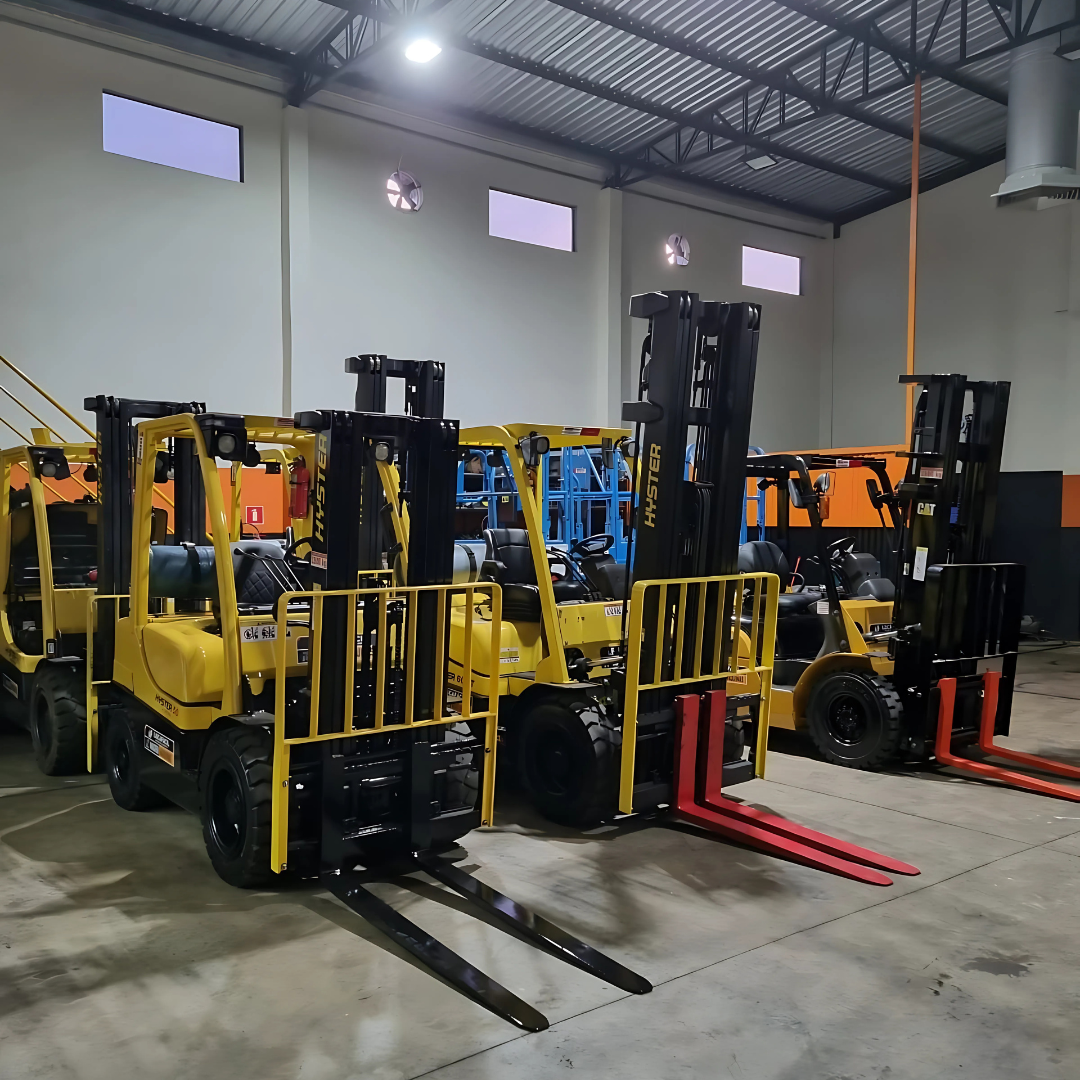 Empilhadeira em área coberta